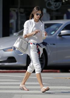 Alessandra Ambrosio feet photo thumbnail