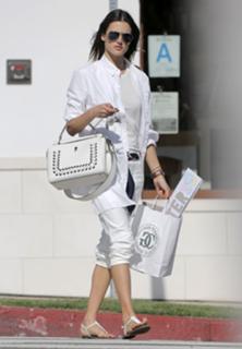 Alessandra Ambrosio feet photo thumbnail