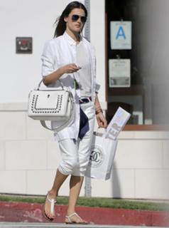 Alessandra Ambrosio feet photo thumbnail