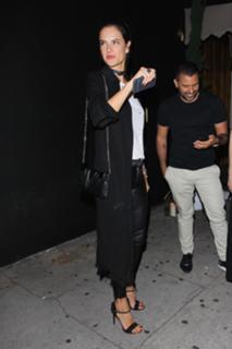 Alessandra Ambrosio feet photo thumbnail