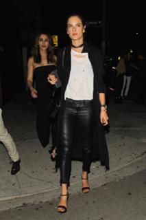 Alessandra Ambrosio feet photo thumbnail