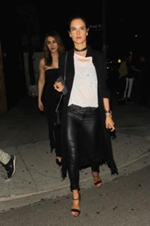 Alessandra Ambrosio feet photo thumbnail