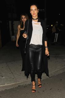 Alessandra Ambrosio feet photo thumbnail