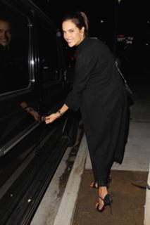 Alessandra Ambrosio feet photo thumbnail