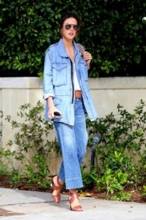 Alessandra Ambrosio feet photo thumbnail