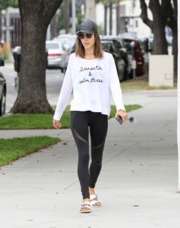 Alessandra Ambrosio feet photo thumbnail