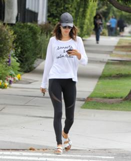 Alessandra Ambrosio feet photo thumbnail