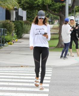 Alessandra Ambrosio feet photo thumbnail