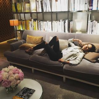 Alessandra Ambrosio feet photo thumbnail