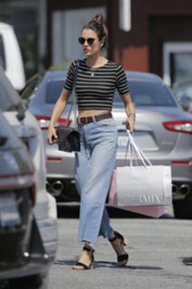 Alessandra Ambrosio feet photo thumbnail