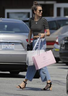 Alessandra Ambrosio feet photo thumbnail