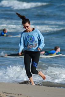 Alessandra Ambrosio feet photo thumbnail