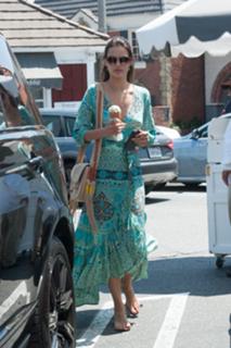 Alessandra Ambrosio feet photo thumbnail