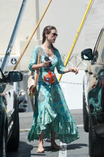 Alessandra Ambrosio feet photo thumbnail