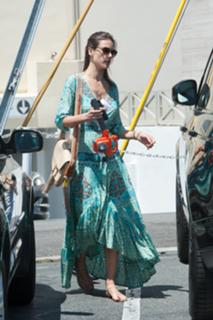 Alessandra Ambrosio feet photo thumbnail