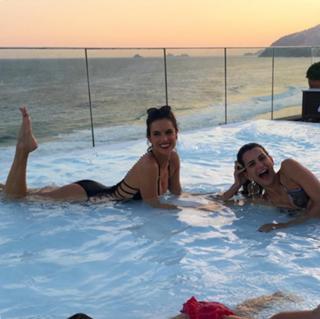 Alessandra Ambrosio feet photo thumbnail