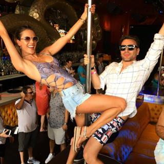 Alessandra Ambrosio feet photo thumbnail