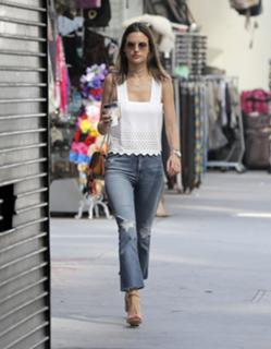 Alessandra Ambrosio feet photo thumbnail