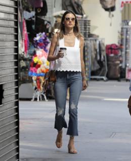 Alessandra Ambrosio feet photo thumbnail