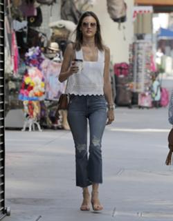 Alessandra Ambrosio feet photo thumbnail