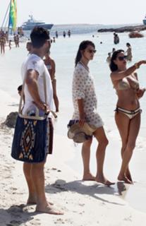 Alessandra Ambrosio feet photo thumbnail