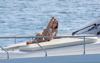 Alessandra Ambrosio feet photo thumbnail