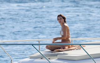 Alessandra Ambrosio feet photo thumbnail