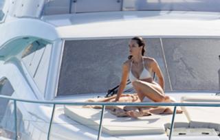 Alessandra Ambrosio feet photo thumbnail