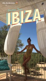 Alessandra Ambrosio feet photo thumbnail