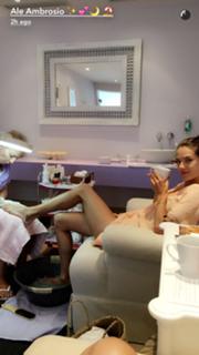 Alessandra Ambrosio feet photo thumbnail