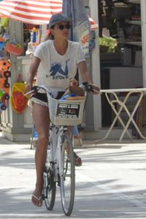 Alessandra Ambrosio feet photo thumbnail