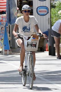 Alessandra Ambrosio feet photo thumbnail