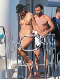 Alessandra Ambrosio feet photo thumbnail