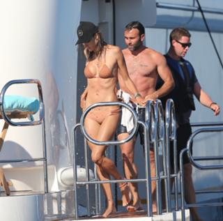 Alessandra Ambrosio feet photo thumbnail