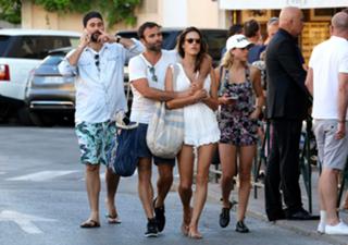 Alessandra Ambrosio feet photo thumbnail