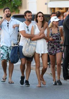 Alessandra Ambrosio feet photo thumbnail