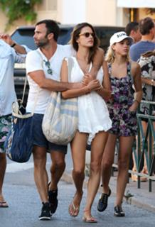 Alessandra Ambrosio feet photo thumbnail