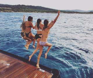 Alessandra Ambrosio feet photo thumbnail