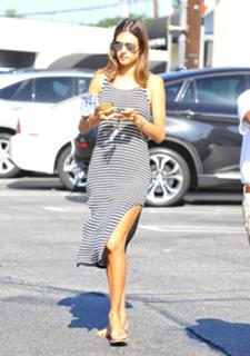 Alessandra Ambrosio feet photo thumbnail