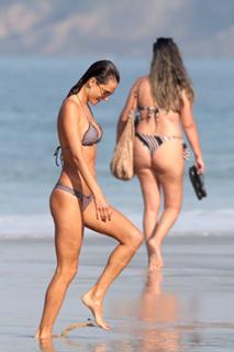 Alessandra Ambrosio feet photo thumbnail