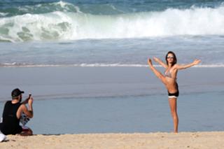 Alessandra Ambrosio feet photo thumbnail