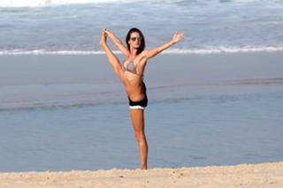 Alessandra Ambrosio feet photo thumbnail