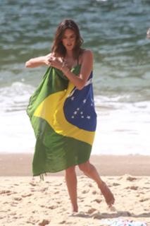 Alessandra Ambrosio feet photo thumbnail
