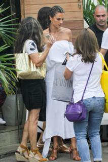 Alessandra Ambrosio feet photo thumbnail