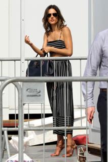 Alessandra Ambrosio feet photo thumbnail