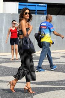 Alessandra Ambrosio feet photo thumbnail