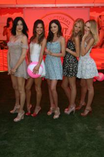 Alessandra Ambrosio feet photo thumbnail