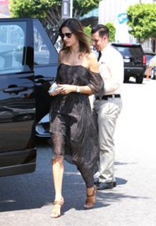 Alessandra Ambrosio feet photo thumbnail