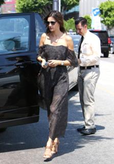 Alessandra Ambrosio feet photo thumbnail