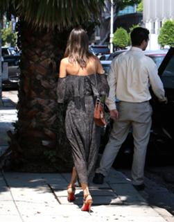 Alessandra Ambrosio feet photo thumbnail